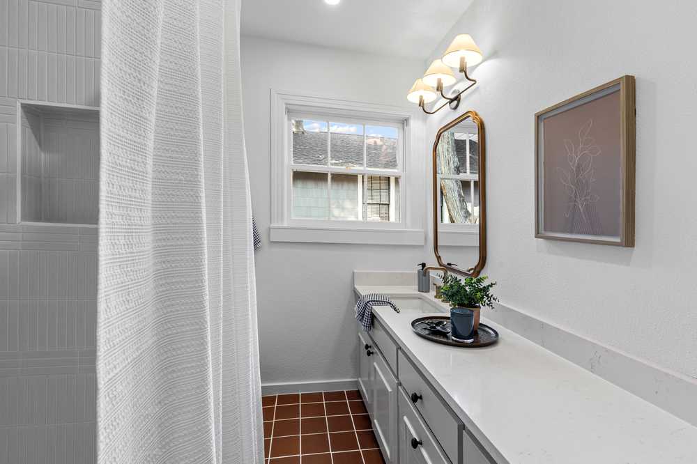 Full bath - vanity and natural light