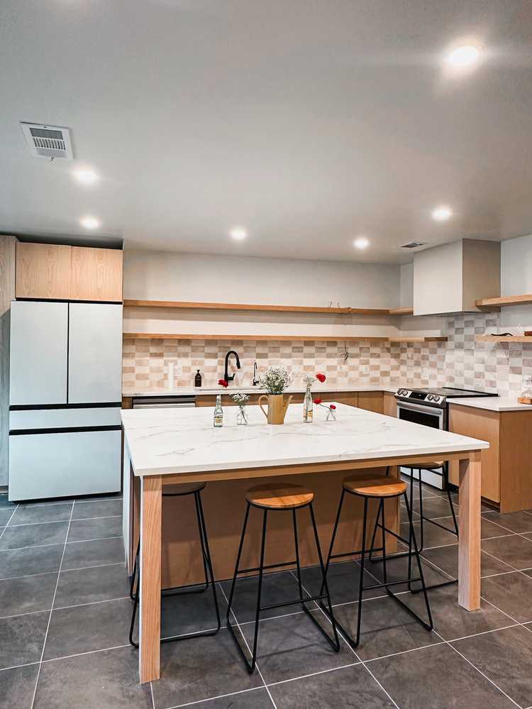 Eat-in kitchen island and tile backsplash